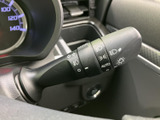 操作しやすいウインカーレバーで、安全な車線変更をサポート。直感的に操作でき、運転に集中できます。周囲への注意喚起を確実に行えます。