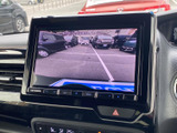 後方確認モニターで、駐車時の安全性を高め、狭い場所での運転をサポートします。