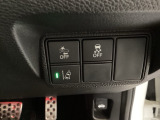 Hondaセンシング用の、VSA(ABS+TCS+横滑り抑制)解除と路外逸脱抑制機能のオンオフスイッチなどはハンドルの右側に装備しています。