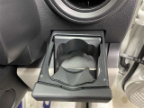 運転席と助手席には、格納式のドリンクホルダーが装備されています。