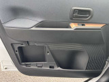 助手席ドアの内側に車検証ケースを入れるスペースがあります!これでグローブボックスも広々使えます!