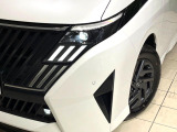 【LEDヘッドライト】悪天候や夜間走行時も良好な視界を確保し安心して運転できる高輝度LEDヘッドライトを装備!点灯速度が早く、消費電力も抑えられています。