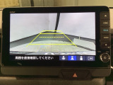 リバースギアに入れるだけで後方の表示へ切り替わります。夜間や雨の日の駐車も楽になりますよ。