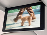 停車中には、地上デジタル放送を視聴可能。休憩時間などに、番組を楽しむことができます。