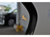 ブラインドスポットモニター。車線変更時などにドアミラーでは確認しにくい後側方エリア(ブラインドスポット)に存在する車両をレーダーで検知。警告サインをドアミラーに表示することで運転者に注意喚起する機能。