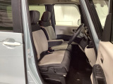 【ベンチシート】運転席と助手席の移動もスムーズ!狭い駐車場での乗り降りや、お子様の乗り降りにも便利です。座席の間にコンソールボックスやドリンクホルダーがないため、車内空間が広く感じます。