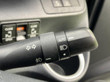 操作しやすいウインカーレバーは、安全な車線変更をサポートします。オートリターン機能も搭載で、操作ミスを防ぎます。快適なドライブを支援します。