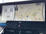 鮮やかなディスプレイが、目的地までスムーズに導きます。周辺の道路状況や施設情報も分かりやすく表示され、快適なドライブをサポートします。