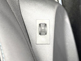 ●フロントシートヒーティング:運転席・助手席共に三段階で調節が可能なシートヒーターを装備しております。季節を問わず快適にご使用いただけます。