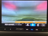 【バックカメラ】運転が苦手な方も車庫入れラクラクです!ギアをリバースに入れれば自動的に切り換わりますので、面倒な操作は不要です♪狭い駐車場もお車を傷つけず安心ですね!