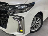 【三眼LEDヘッドライト】スタイリッシュな見た目の三眼LEDヘッドライトを装備♪スタイルだけでなく、夜間の走行も視界良好で安心してお乗りいただけます。