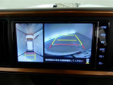 【全周囲モニター】車を上空から見下ろしたような映像をカーナビ画面に映し出し、車庫入れや縦列駐車をサポートしてくれます。