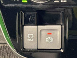 指先一つで簡単に操作が可能な電動パーキングブレーキを採用。「HOLD」スイッチを押すと、渋滞や信号待ちなどでブレーキペダルから足を離しても、ブレーキを保持するので安心です