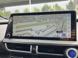 高精細な地図表示で、目的地までスムーズに案内。渋滞情報もリアルタイムで確認でき、効率的なルート選択に貢献します。