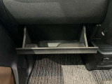 車検証入れになどにも使える便利な収納BOXあります。