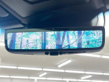 【デジタルインナーミラー】後席の大きな荷物や同乗者で後方が確認しづらい時でも安心!カメラが撮影した車両後方の映像をルームミラー内に表示。クリアな視界で状況の確認が可能です!