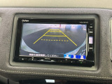 リバースギアに入れるだけで後方の表示へ切り替わります。夜間や雨の日の駐車も楽になりますよ。