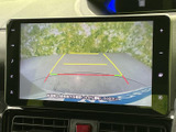 後退確認を支援するモニター画面です。駐車時の安全性を高め、狭い場所でも安心して車を操作できます。