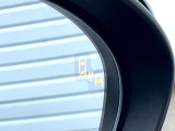 【ブラインドスポットモニタリング】走行中、ドアミラーの死角になりやすい箇所に後続車が接近するとサイドミラー付近に警告を表示、ドライバーに注意喚起をしてくれます。