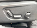 【メモリー機能付きパワーシート】ドライバーごとに設定したシート位置を記憶して、ボタン一つで切り替えできる便利な機能!運転する方が複数名いらっしゃるご家庭におすすめです。
