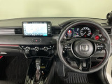 【ハンドル】運転にかかわる様々な操作を安全に行えるように視点移動が少なく操作性に配慮されたスイッチ類が凝縮されたコックピットです。