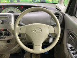 インテリアに合わせたデザインのステアリングは、運転される方のことも考え、運転しやすい形状、大きさです。是非一度、実際に触ってお確かめください。