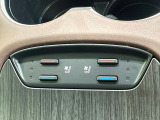 【シートヒーター&ベンチレーション】夏場は涼しい風でお尻や背中の熱やムレを防ぎ、冬はエアコンよりも早く温まってポカポカに!季節を問わず快適に過ごせます。