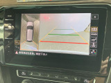 ギアをリバースに入れると車両後方の映像を映し出します。画面にはガイドラインが表示され、車庫入れや縦列駐車などの際に安全確認をサポートします。
