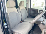 運転席まわりには十分なスペースがあり、大柄な方でもゆったり運転していただける環境です。