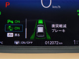 CMBS(追突軽減ブレーキ)・ミリ波レーダーと単眼カメラで前走車や歩行者」を検知。衝突する恐れがある場合音とディスプレーで警告をしさらに接近すると軽いブレーキ、強いブレーキと段階的に衝突回避を支援