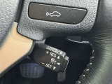 クルーズコントロール機能が付いています。 速度を設定するとアクセルを踏まなくても一定の速度で走ることができます。  高速道路ではとても便利な装置なんです。