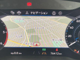 高解像度ディスプレイに速度計とタコメーターに加え、数種類のモードからお好みに合わせたグラフィックを表示できます。ナビゲーションモードでは左右のメーターが小さくなり、中央にマップを大きく表示します。