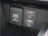 ◆USB接続端子◆スマホやiPodなどを接続して、いつもの音楽を車内でもお楽しみいただけます♪