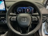 運転にかかわる様々な操作を安全に行えるように視点移動が少なく操作性に配慮されたスイッチ類が凝縮されたコクピットです。