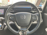 握りやすいステアリングは、運転操作をスムーズにします。快適なドライビングポジションを実現し、運転の楽しさを高めます。