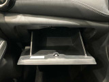 車検証入れになどにも使える便利な収納BOXあります。
