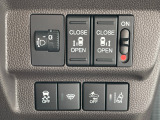 運転席右側に電動スライドドアのスイッチや衝突軽減ブレーキ【CMBS】のスイッチなどが