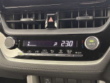 オートエアコンは温度を設定するだけで、自動で風量などを設定してくれます。運転しながら操作も必要ないので、安全性も向上します。