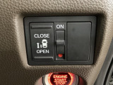 左側電動スライドドアは運転席からでも操作ができるように、ハンドル付近に開閉の操作スイッチが付いています。