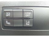 走行中の横滑りを防止する機能や車線逸脱を知らせるシステムなど、運転を補助する機能を備えています。手元で素早く設定の切り替えが行えるため、状況に合わせた使用が可能で安心感のある走行を支えます。