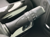 操作しやすい位置に配置されたウインカーレバー。直感的に操作でき、安全な車線変更や右左折をサポートします。使いやすさを追求しました。