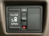 【片側パワースライドドア】片側がパワースライドドアになっており、運転席のスイッチやスマートキーでも開閉が可能です!開口部も広いので乗り降りも楽々♪