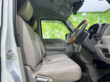 運転席周りは、シンプルで機能的なデザイン。視界が広く、運転に集中できる空間です。座り心地の良いシートも魅力です。