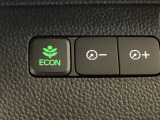 ECONモードをONにするとアクセルペダルの動きに対するエンジンの反応とエアコンの制御を切り換えることで、燃費のいい運転をするドライバーがペダルを踏んだ時と同じようにエンジンを制御します。