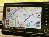 鮮明な地図表示で、目的地までの道順をスムーズに確認できます。渋滞情報もリアルタイムで表示し、最適なルートを案内してくれます。