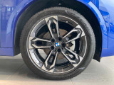 M Sportらしいスポーティなデザインのアルミホイール。ポルティマオ・ブルーのボディに合わせることで、足元まで引き締まった印象を与えています。