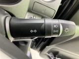 操作感の良いウインカーレバーで、安全な車線変更をサポート。ライトの操作もスムーズに行えます。視認性も高く、直感的に操作できます。