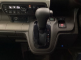 【eコンスイッチ】低燃費運転をサポートするECONモード。スイッチをONすると、エンジンやトランスミッション、A/Cなどを協調制御し、燃費の向上に貢献。エコドライブの効果を高めます。