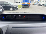 視認性の高いメーターで運転状況をしっかり把握できます。重要な情報を一目で確認でき、安全運転をサポートする機能に加え、洗練されたデザインも魅力です。