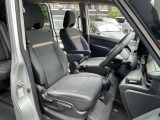 運転席はひじ掛けが付いてリラックスして運転ができます